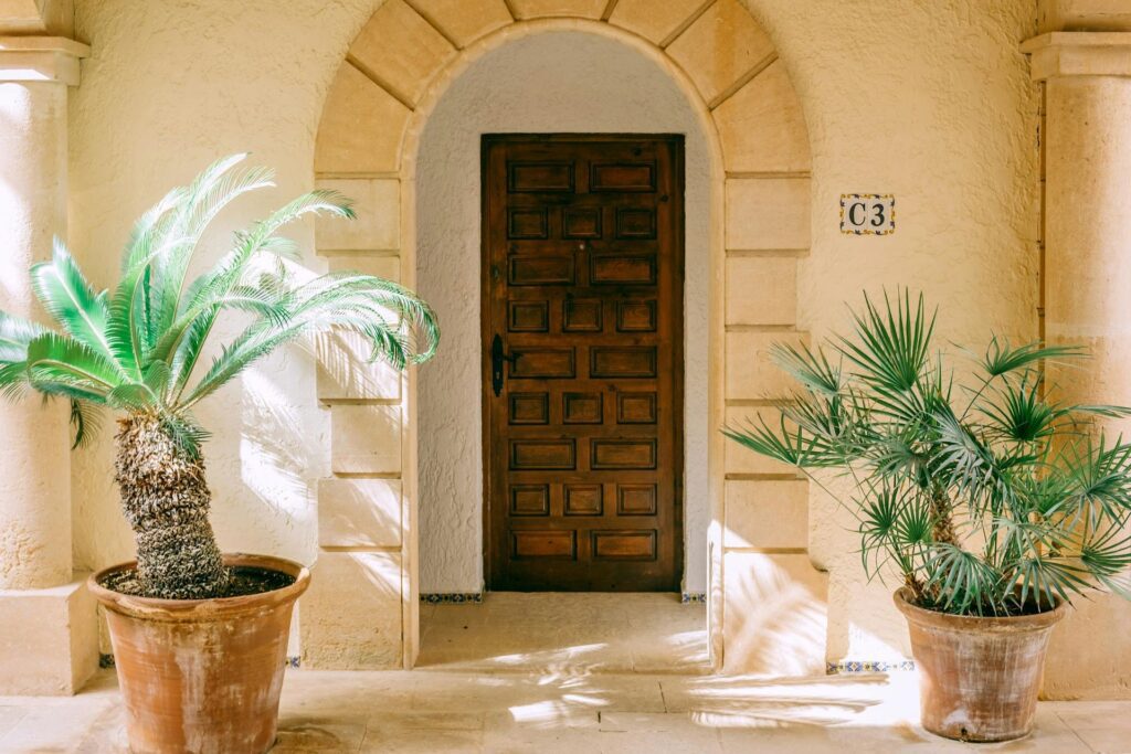 Combining Tradition and Modernity in Your Villa's Decoration