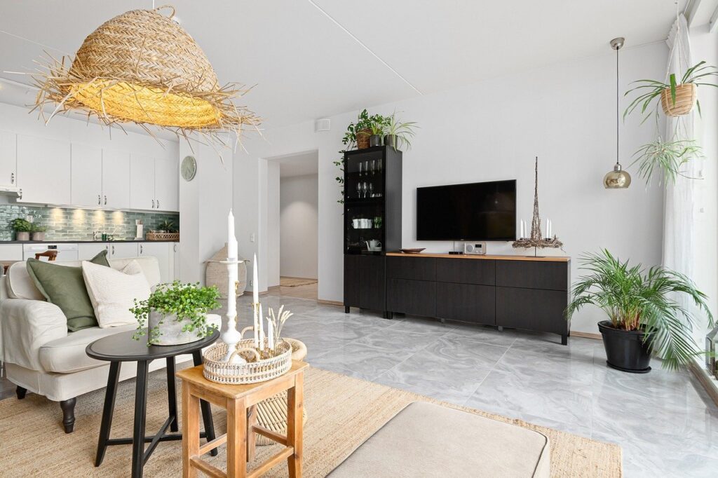 Tropical minimalism design trend showcasing sleek architecture in a tropical climate.